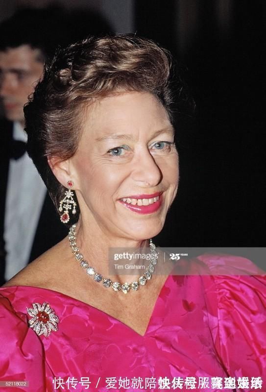 戒指#玛格丽特的那些红宝石首饰,此戒指被出售两次,是公主亲自设计的