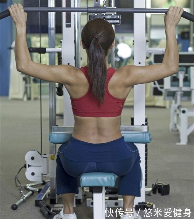 背阔肌|高位下拉的动作要领，做好5个细节，让你的背部肌肉更宽更厚