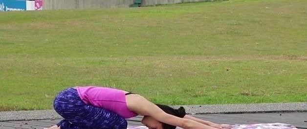 瑜伽体式|舒张你的筋骨,尝尝这几个行动,在家就能练