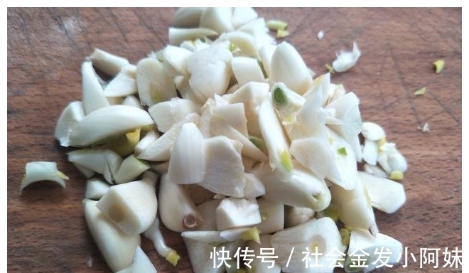 一个勺子|炒土豆丝时,放醋方法有讲究,教你1招,土豆丝酸香不呛口