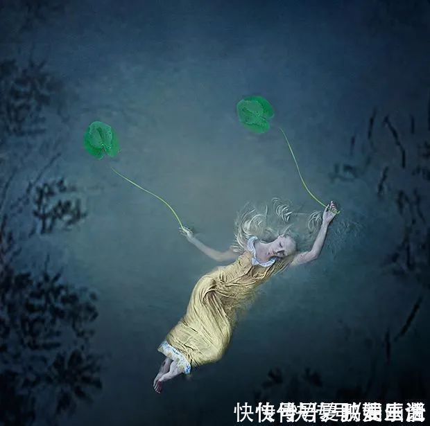 骑自行车|这画面真是绝了,女孩横躺在水里骑自行车,让人看上一眼就忘不了