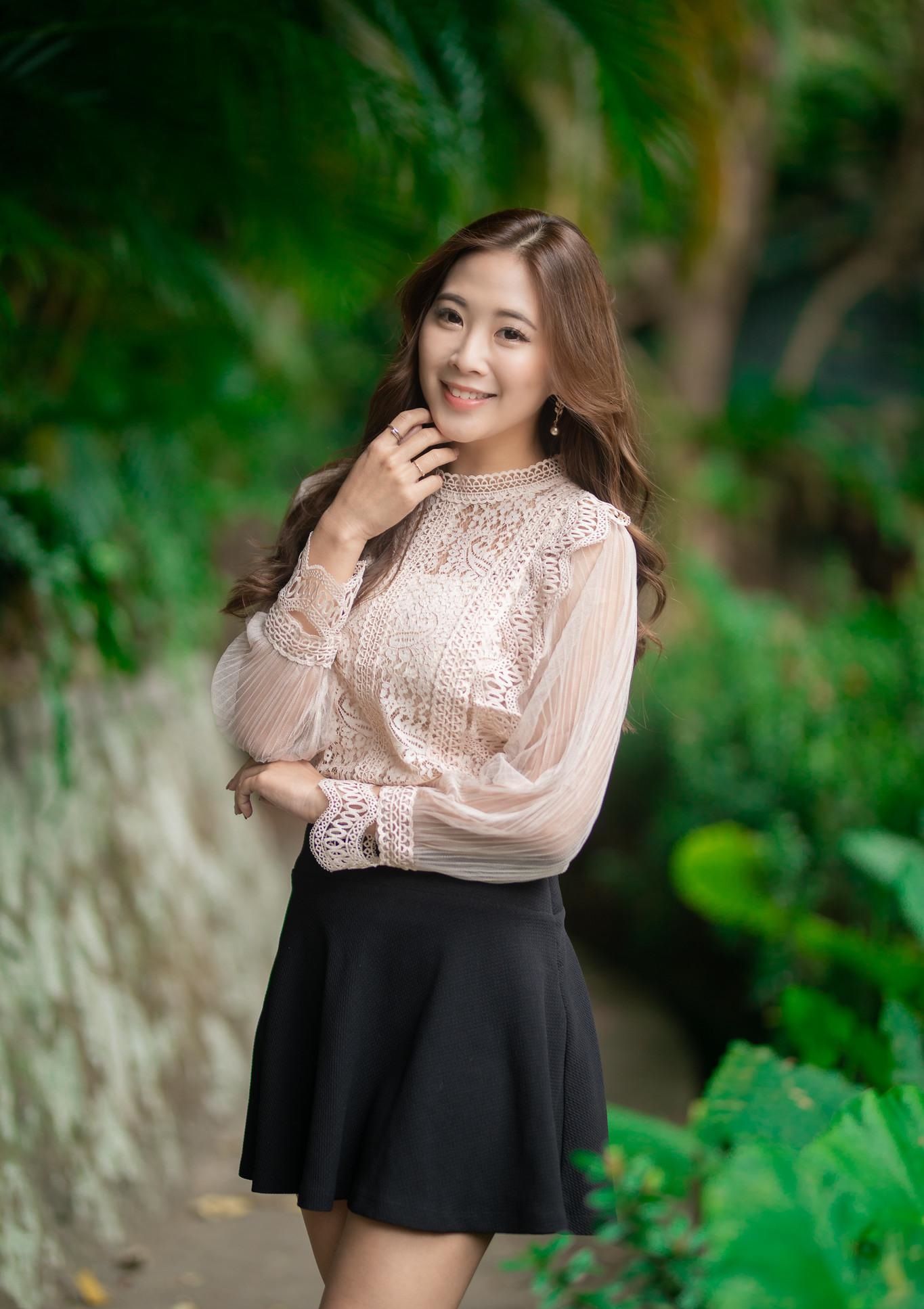 蕾丝小衫半身裙搭配一双白色小皮靴，性感迷人并不妩媚妖娆，美