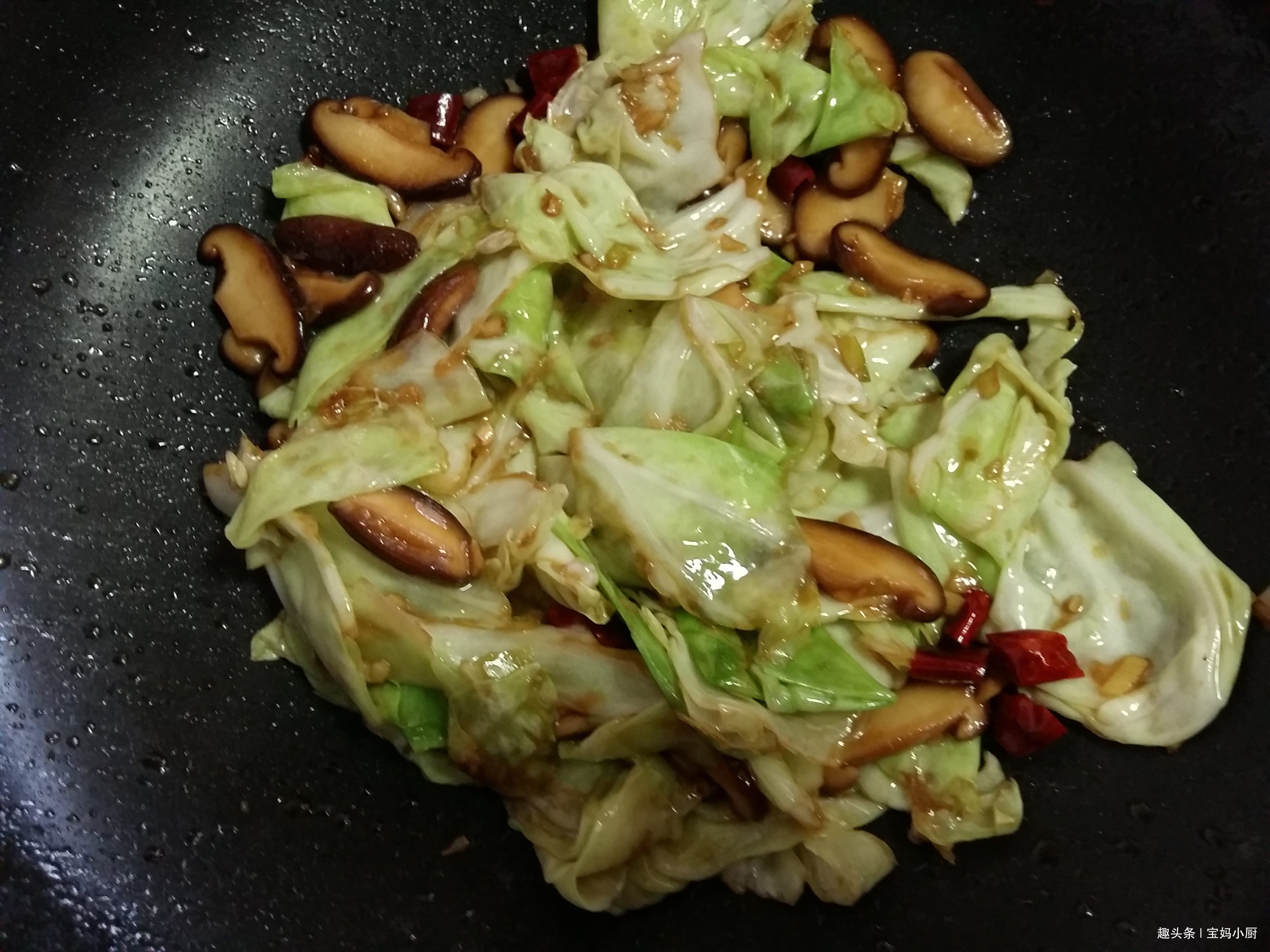 此菜不要切，手撕的才好吃，和香菇绝搭，春天吃好，家人倍儿喜欢