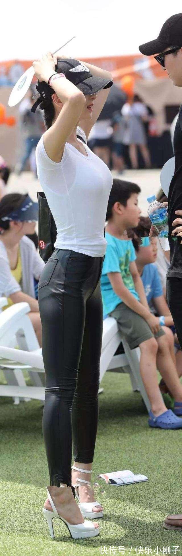 时尚 柳腰细腿的打底裤美女,搭配风格时尚一些,有点新奇