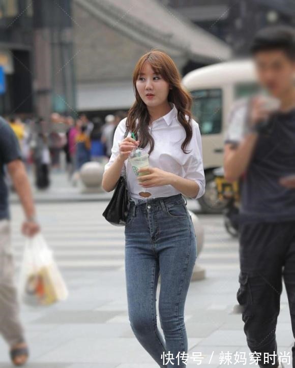 高跟鞋 有着源于个性的美,收腰白衬衫配牛仔裤,穿出个性的美,真的漂亮!