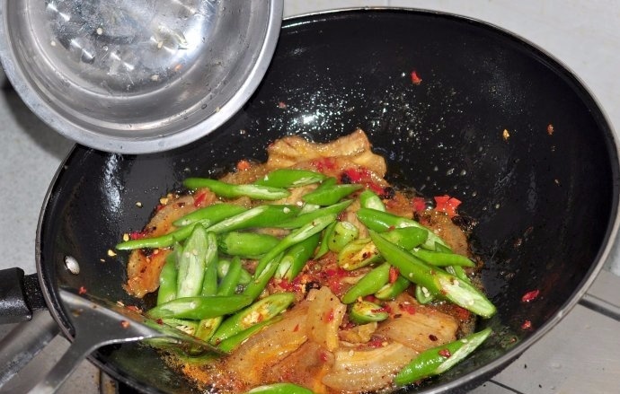 厨师长教你做正宗回锅肉,肥而不腻,特别下饭,看一遍就能学会