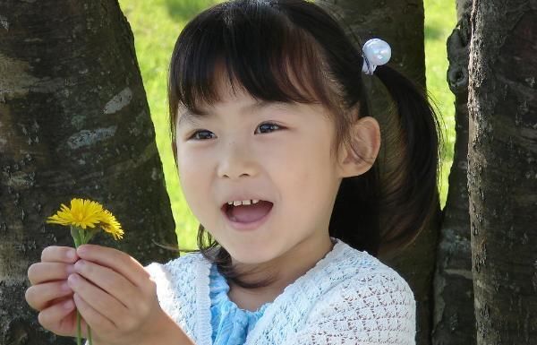 笑笑|妈,有小男孩亲我一下”,两个妈妈不同回答,让孩子的人生不同