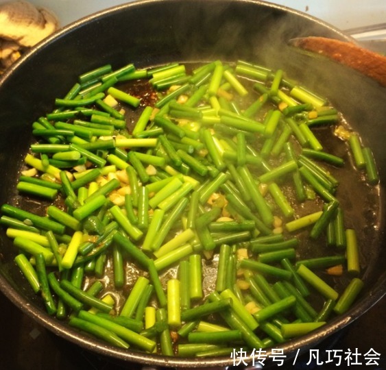 蒜苔|炒肉时,不要切好就炒,厨师长教你1招,肉软嫩鲜香,不柴也不腥
