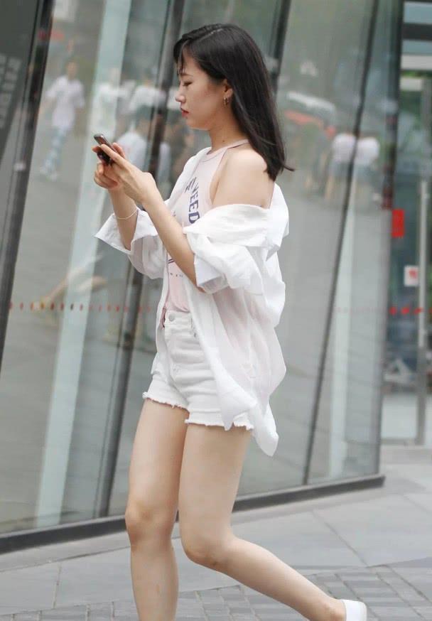 街拍仪态万千的小姐姐,肌肤如玉,轻松秀出高挑曼妙的好身材
