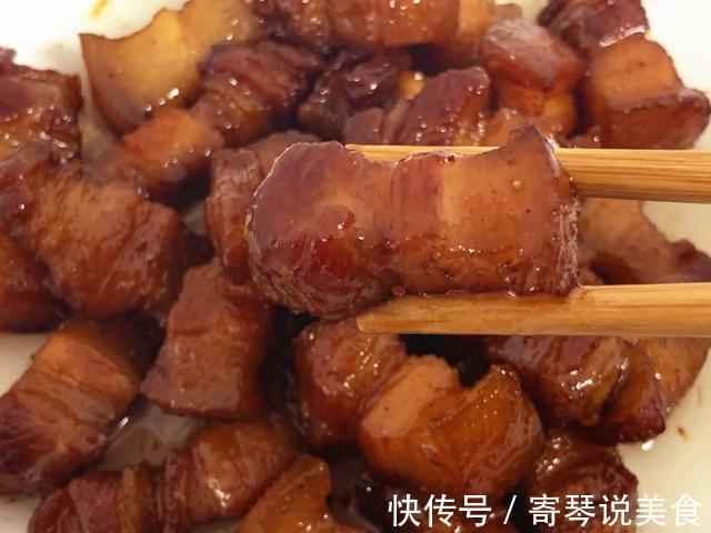 整块五花肉丢进电饭煲，不放油不加水，30分钟出锅，好吃到舔盘