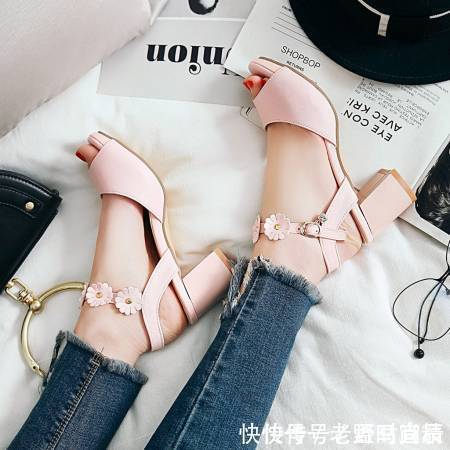 厚重的凉鞋太丑了!大方简约一字扣凉鞋,甜美减龄又柔情小女人味