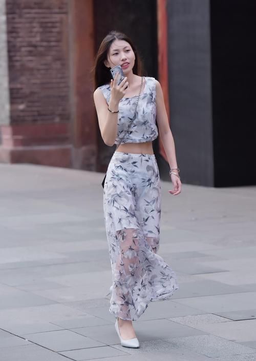 衣服|妹子是掉“下水道”了衣服上脏兮兮的,也不嫌“刺鼻”