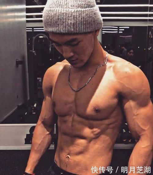 腹肌|家里贴满施瓦辛格海报，180cm小伙蜕变肌肉型男，8块腹肌太撩人