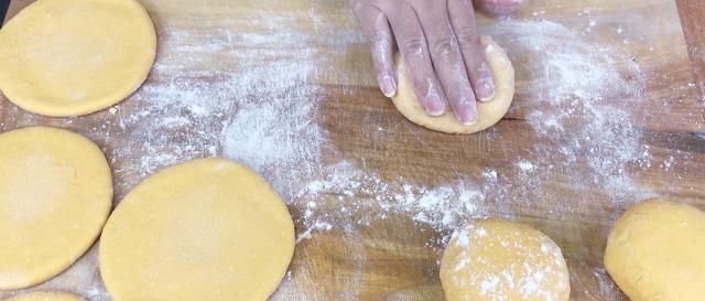 面粉|南瓜饼的新做法,好吃又健康,我一顿能吃好几个