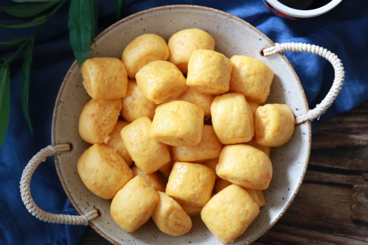 吃腻了白面馒头，试一试胡萝卜小馒头，孩子很喜欢，好吃又营养