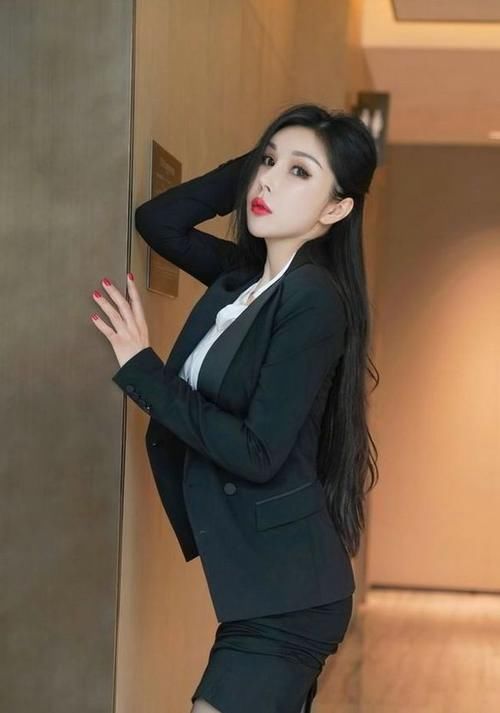 对面料 黑色的西装套裙干练不失成熟的魅力,贴合身形的剪裁设计衬托身材