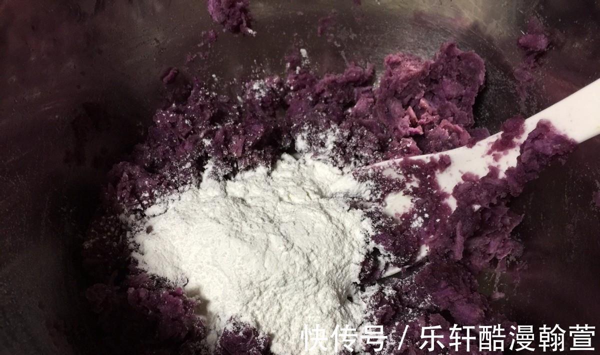 美味|紫薯营养丰富,搭配满满的芝麻,炸出美味的小吃
