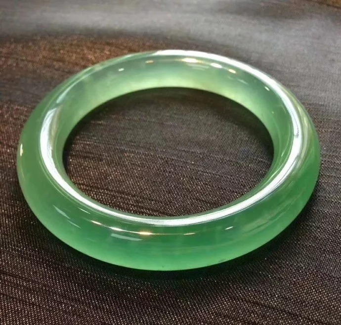 翡翠|翡翠掉价的四种因素,中2条以上,翡翠就不值钱了!