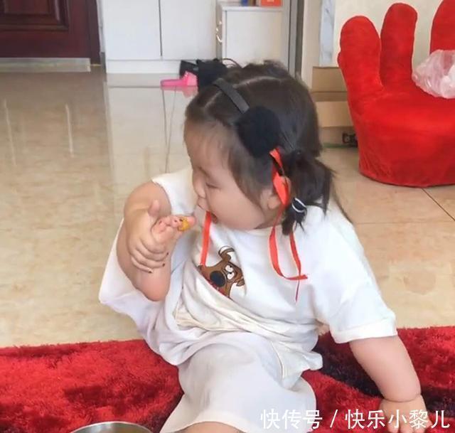 脚丫|爸爸当女儿面抠脚，女儿就此学会一项“绝技”，妈妈看后无法淡定