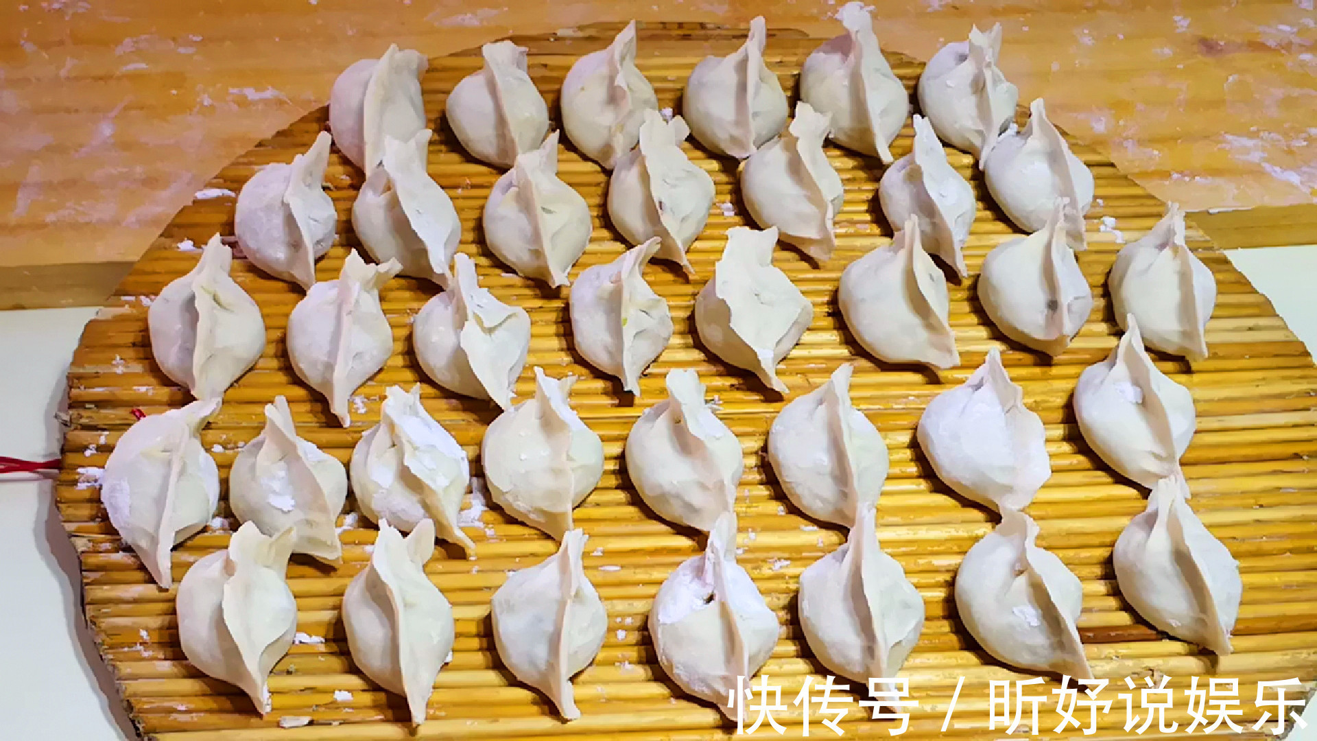 拌饺子馅时别只会加花椒水，学会这拌馅诀窍，饺子又鲜又香不油腻