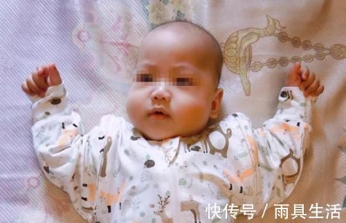 o型腿|为何宝宝睡觉偏爱“举起手来”?投降式睡姿对娃有影响?看完知晓