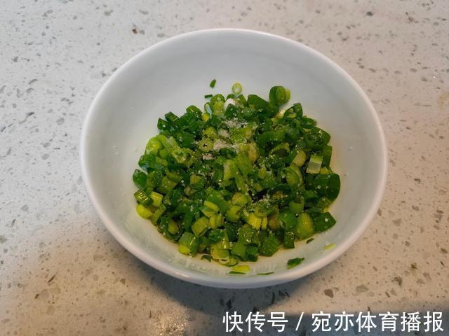 凉水|烙饼想要柔软好吃有层次,和面用开水还是凉水?其实都不正确