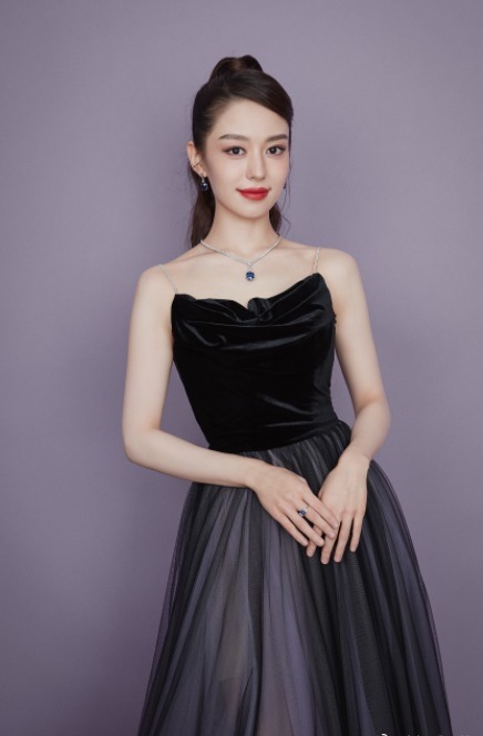 小姐姐|被吉娜的身材折服了,绿色针织衫配紧身裤时髦洋气,腰细得像p的