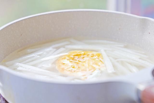 适合冬天喝的萝卜煎蛋汤，一定做给孩子喝，汤鲜味美润肺暖胃