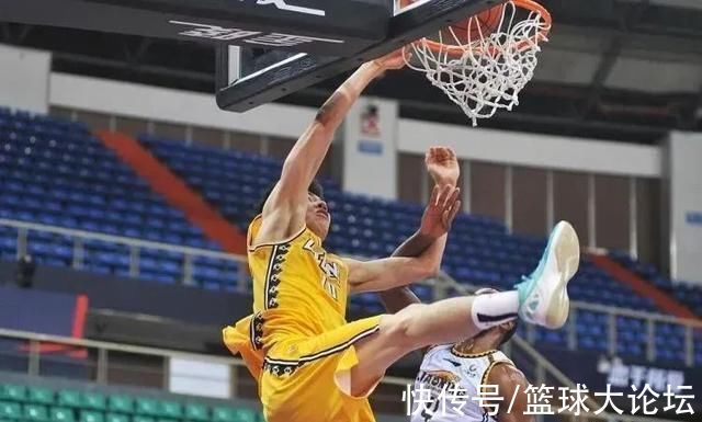 上场|隔着就是砸!好久没在CBA看到这么残暴的一幕了!