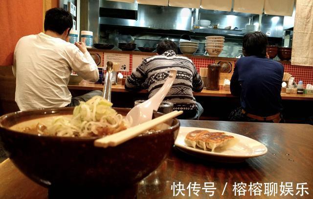 欣欣|''妈妈,我碗里有头发'',2位妈妈的不同反应,影响孩子一生