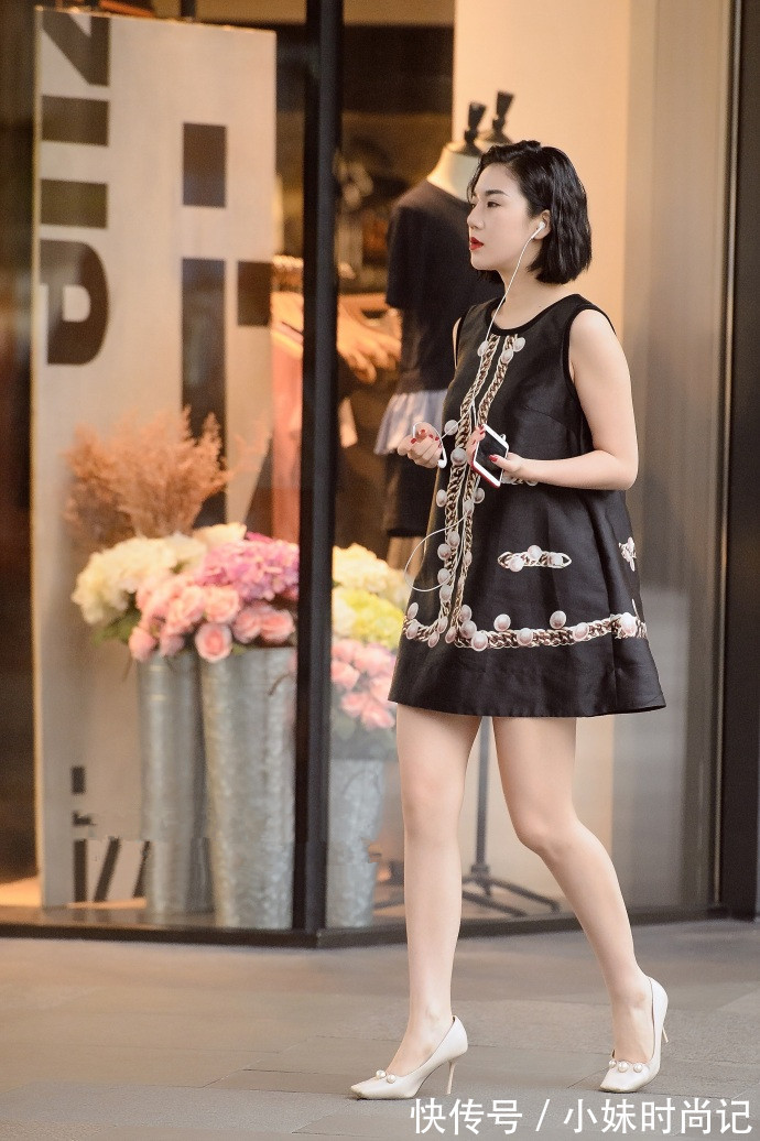 衬衣|成都街拍,吊带连衣裙与衬衣的混搭,魅力与时尚并存!