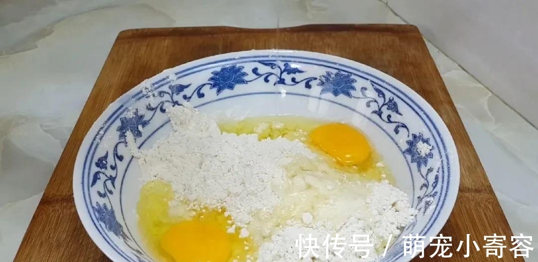 麻花|面粉别炸油条了，撒2把芝麻，外皮焦脆又香甜，比油条麻花好吃