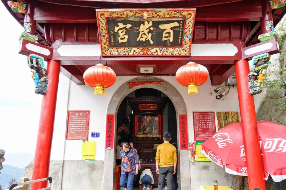 匾额|九华山有座皇家寺院，匾额由皇帝和总统所书，供有百岁高僧的肉身