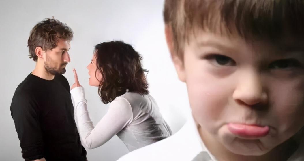 父母|“你妈是个笨蛋”,家庭教育最大的失败是:父母互相的诋毁