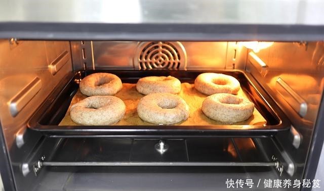 不用发酵就能烤的面包，暄软又筋道，加这料麦香浓郁，早餐吃不够