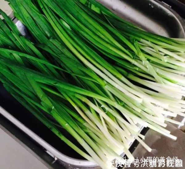 韭菜加一物炒,称天然泻药,比猪肉好吃,便秘不见了,瘦出小蛮腰