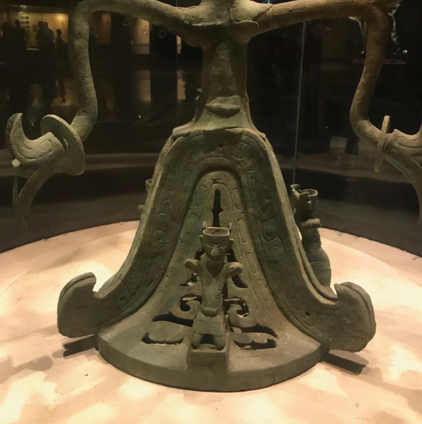 文物$三星堆神树,缺少最上面一层,专家推断缺失的内容是谜样的神乌