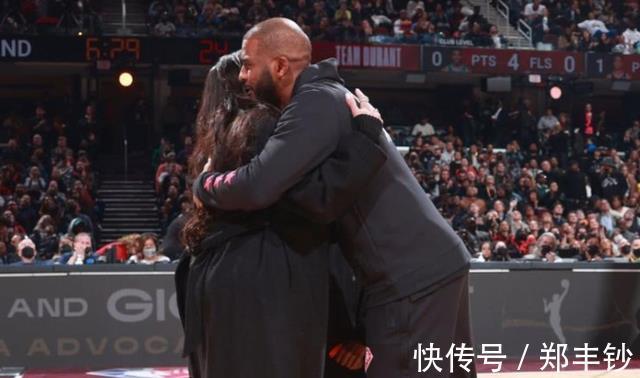 瓦妮莎|瓦妮莎为保罗颁奖,身形比保罗还大一圈,穿宽松衣服遮挡发福身材