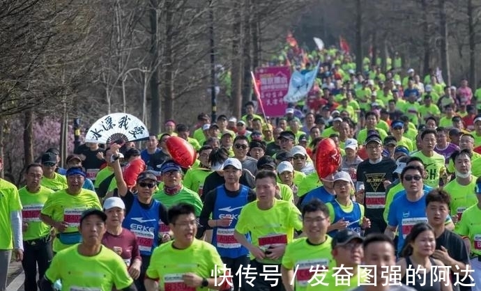 越野赛|女选手赛中边跑边排便沾满大腿，仍跑出全马242实现PB