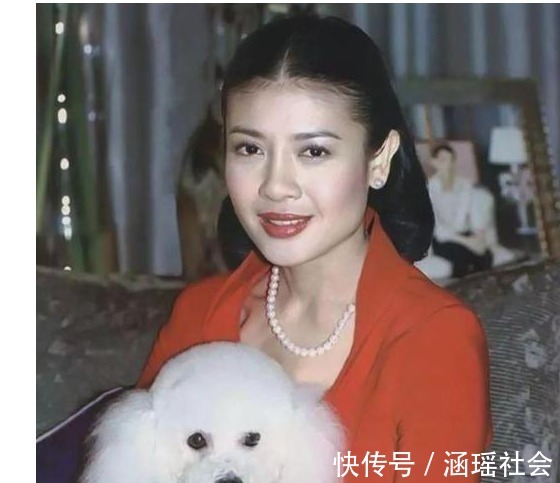 写真!泰国最美王妃被废前夕设计师跪地给她整理衣服,纵容娘家人圈钱