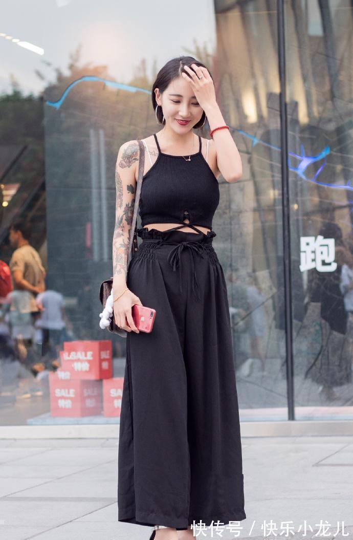 短发 小姐姐穿黑色套装搭配自己发型,网友:短发真好看!