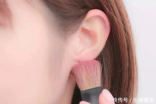 涂抹|女明星们从头到腿都在“化妆”锁骨涂高光,连耳朵都画上了腮红