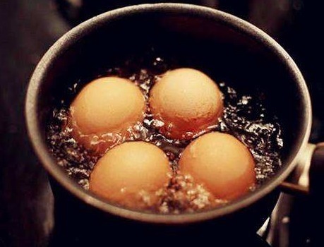 鸡蛋|煮鸡蛋时,别傻傻直接下锅煮,多加1步,鸡蛋香嫩,还易剥壳