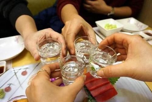 伤身|吃饭时喝一二两酒，是养生还是伤身？今天告诉你真相，勿信谣言