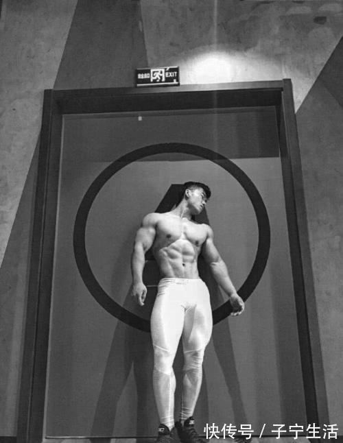 冠军|腹肌练成搓衣板,靠实力撸铁的95后,赢得大学生赛健体全场冠军