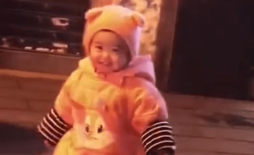 一个月|爸爸出差一个月,萌娃再见爸爸时的“小表情”暖化人心:太有爱了