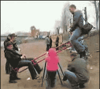 |搞笑GIF趣图:美女的高跟鞋太高了,走起路来真搞笑!