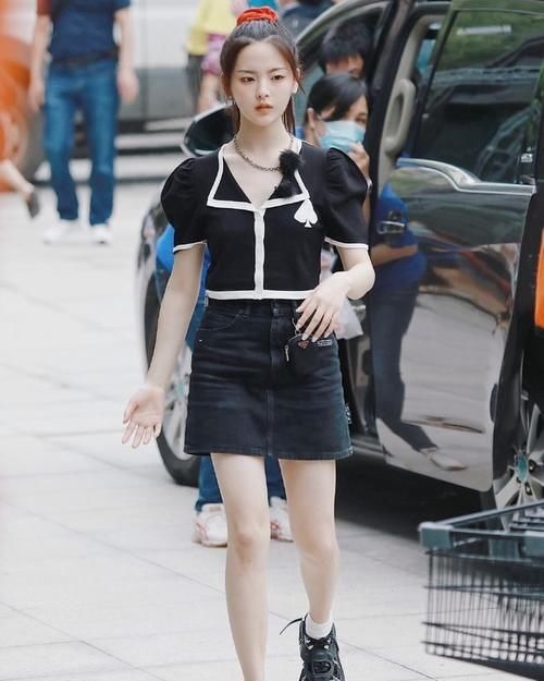 少女感|难怪会被老板一眼相中,泡泡袖上衣配短裙,美成漫画女主