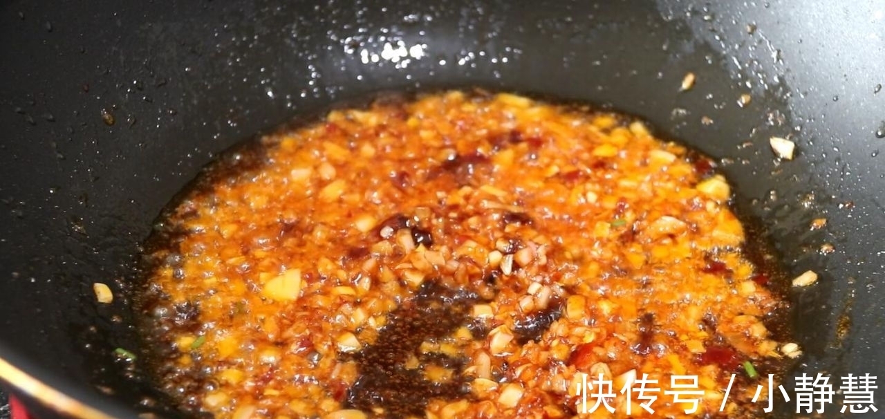 懒人酱香饼|饺子皮别光包饺子吃，教你懒人酱香饼的做法，连揉面都省了
