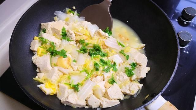 白菜炖豆腐怎么做才好吃?原来诀窍在这里,一次炖一锅,太香了